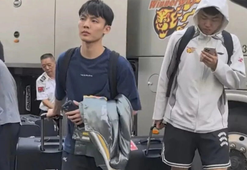 开云app官网下载-广东男篮今日早报！主场球票遭遇哄抢，杜峰指导或主动变阵，徐昕入选中国男篮